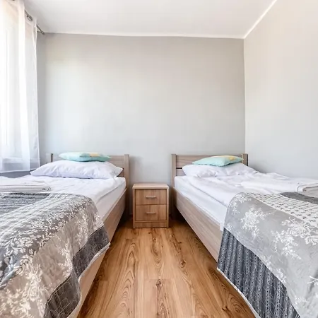 Arturro Z Ogrodkiem アパート シクラルスカ・ポレンバ